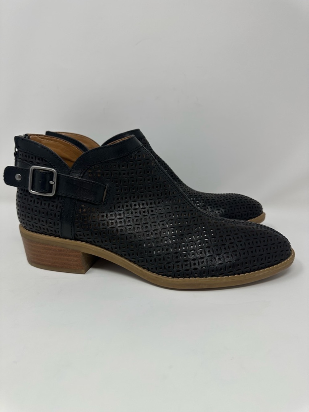 Comfortiva Women's Size 8.5M Black Leather Perforated Back Zip Ankle Booties
